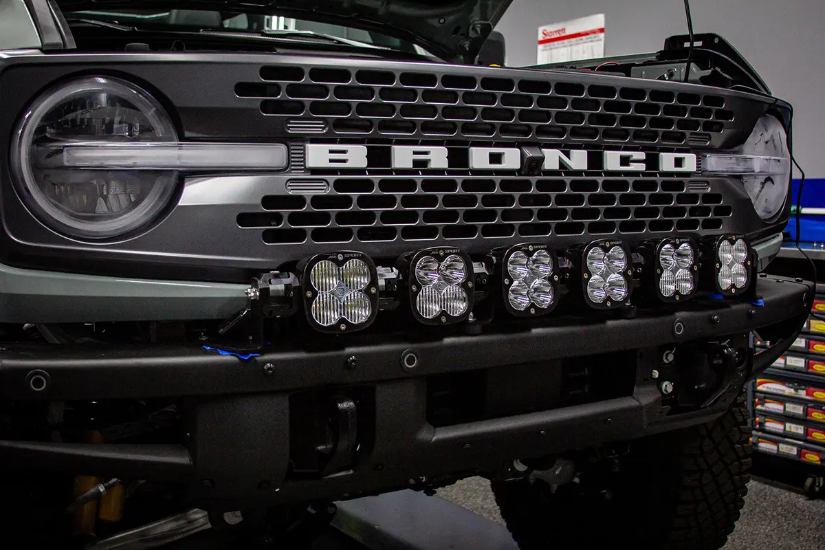 6 Xl Linkable Light Bar Kit Plastic Bumper Mount W/Upfitter 21-Up Ford Bronco Baja Designs 1